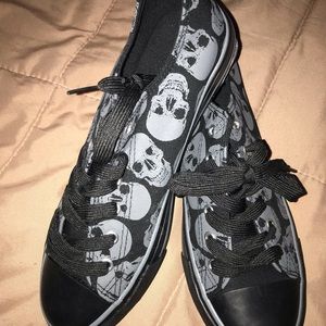 Hot Topic brand new skull shoes